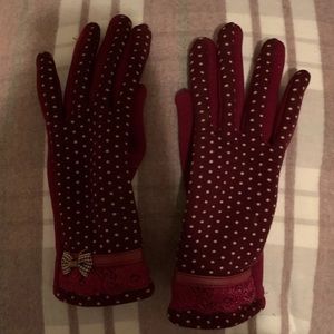 Red polka-dotted gloves!